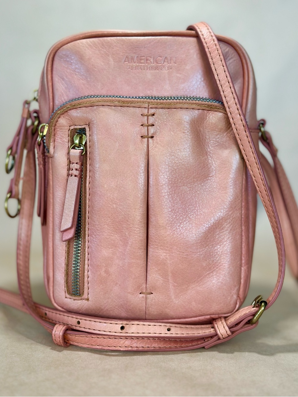 American Leather Co. Cleveland Crossbody in Sunkissed - Picture 4 of 7